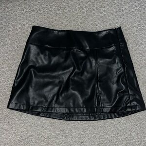 Faux leather mini skirt (XS)